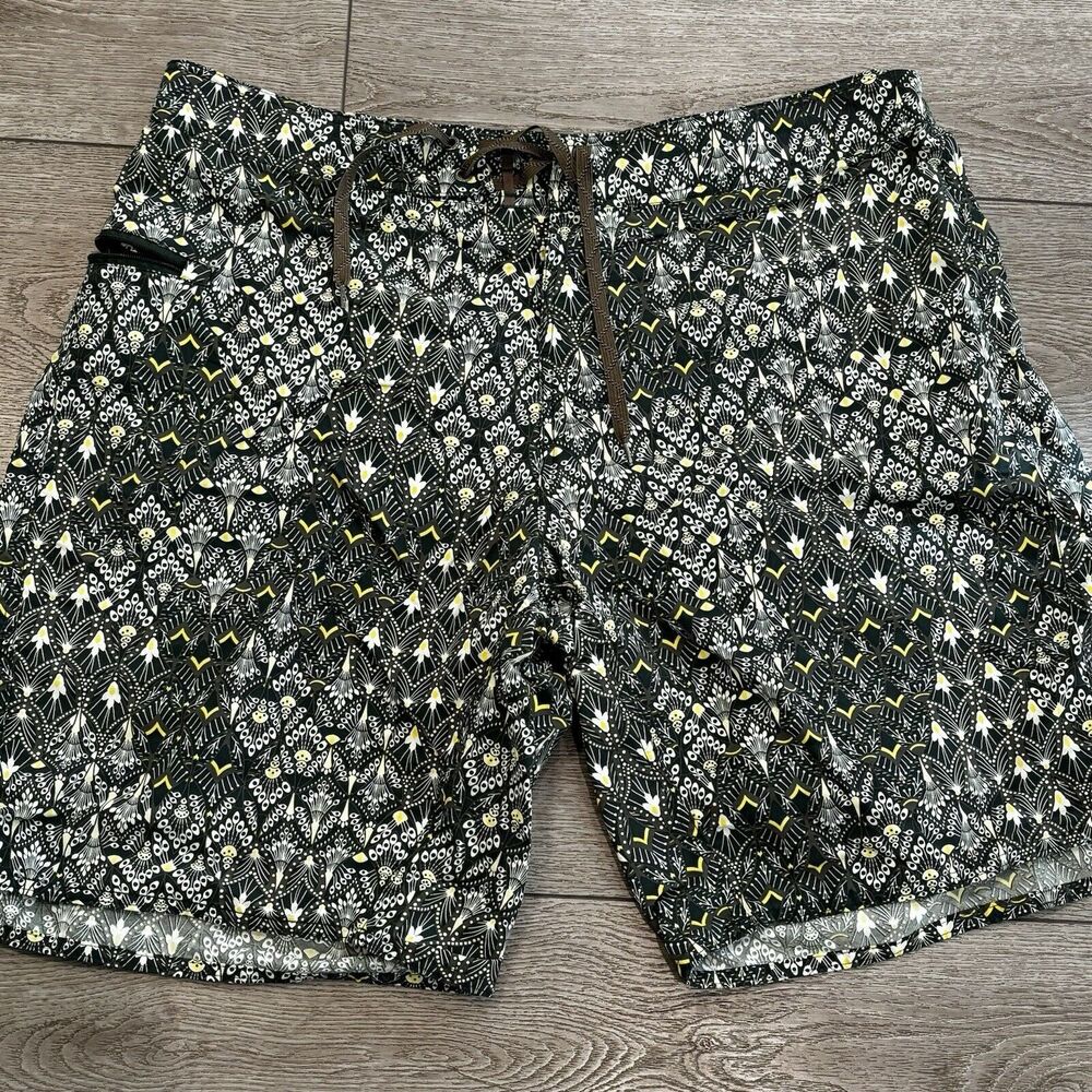 Patagonia Mens Green swim size 38‎ Surf Trunks board shorts Peacock print
